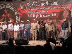 Le autorità tradizionali e Marcos sul palco